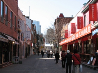 street in montreal chinatown